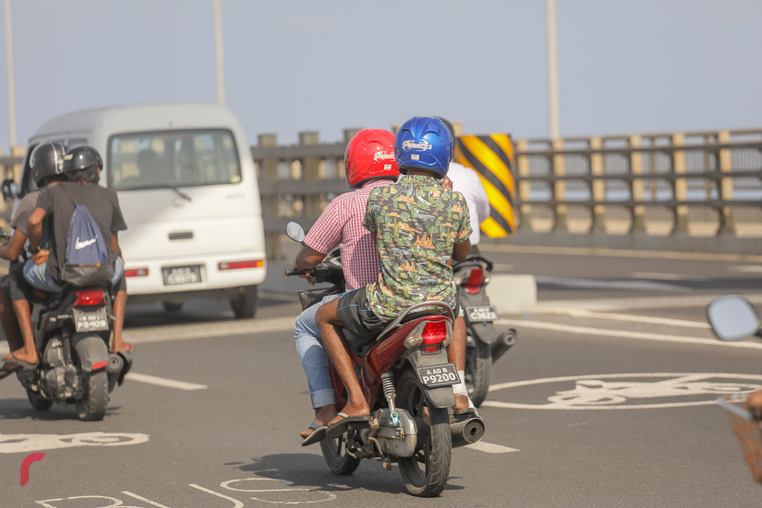 11 މާރިޗް 2019 -- ހެލްމެޓް އަޅައިގެން މީހަކު ސިނަމާލެ ބްރިޖްގައި ދުއްވަނީ. -ފޮޓޯ: ރާއްޖެ.އެމްވީ