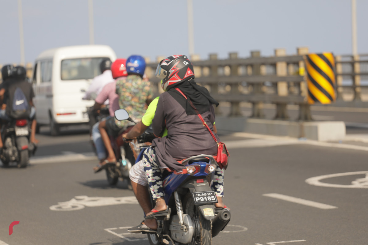 11 މާރިޗް 2019 -- ހެލްމެޓް އަޅައިގެން މީހަކު ސިނަމާލެ ބްރިޖަށް ދުއްވަނީ. -ފޮޓޯ: ރާއްޖެ.އެމްވީ