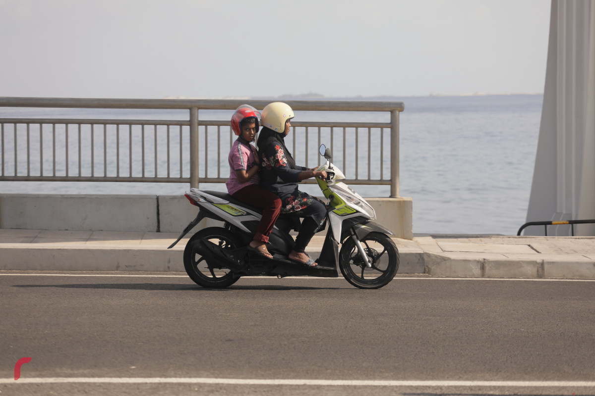 11 މާރިޗް 2019 -- ހެލްމެޓް އަޅައިގެން މީހަކު ސިނަމާލެ ބްރިޖްގައި ދުއްވަނީ. -ފޮޓޯ: ރާއްޖެ.އެމްވީ