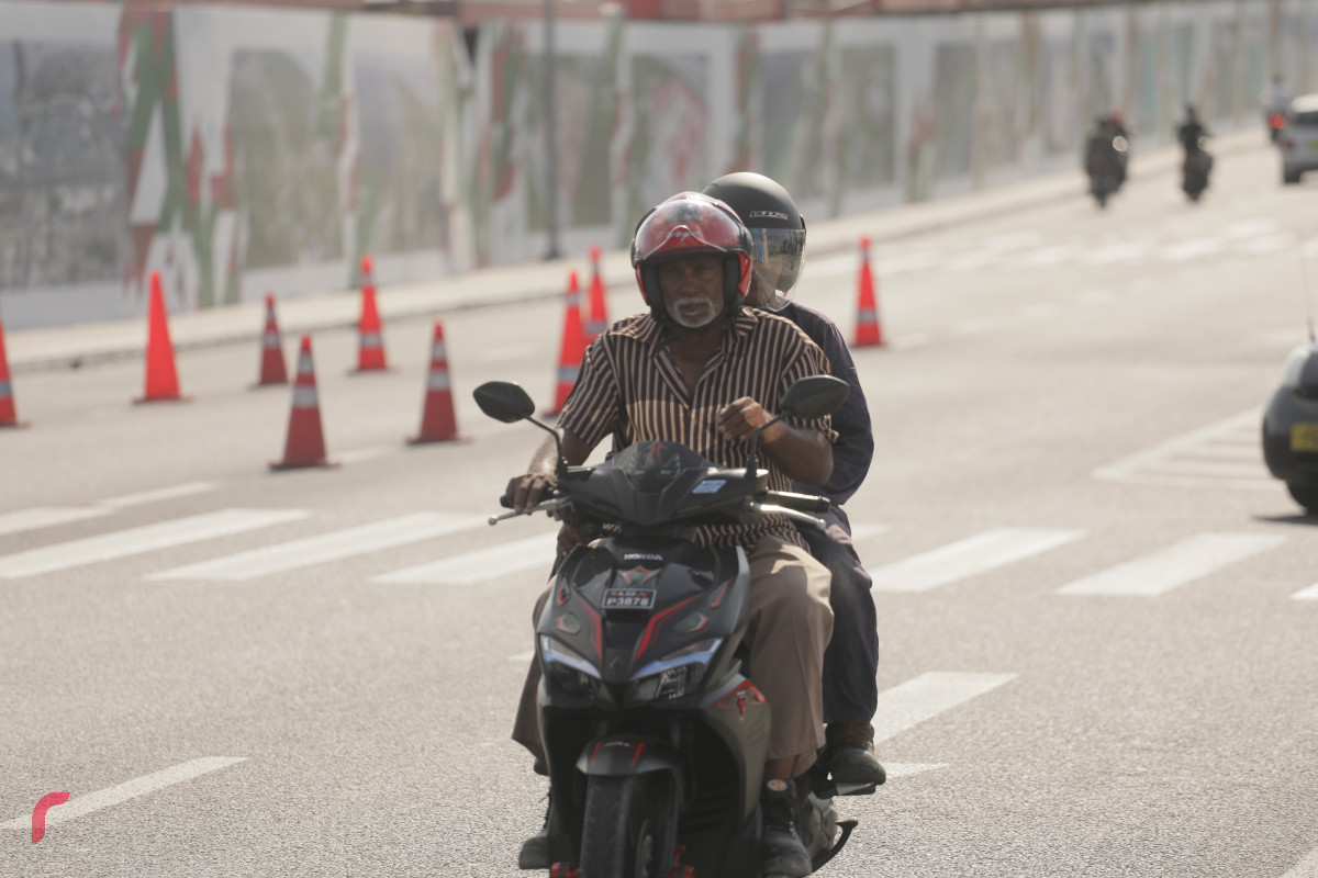 11 މާރިޗް 2019 -- ހެލްމެޓް އަޅައިގެން މީހަކު ސިނަމާލެ ބްރިޖަށް އަރަނީ. -ފޮޓޯ: ރާއްޖެ.އެމްވީ