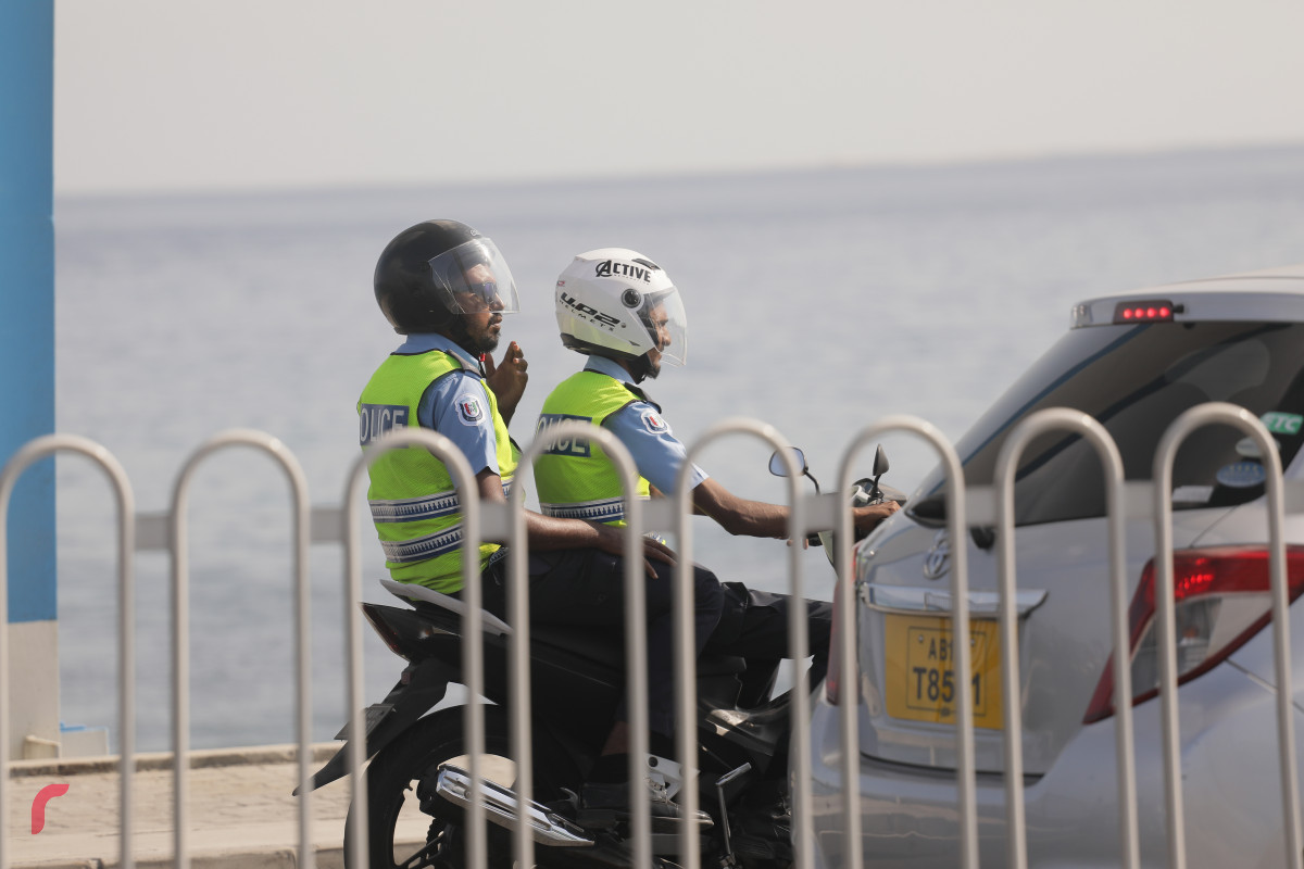 11 މާރިޗް 2019 -- ފުލުހުންގެ ބަޔަކު ހެލްމެޓް އަޅައިގެން ބްރިޖްގައި. -ފޮޓޯ: ރާއްޖެ.އެމްވީ