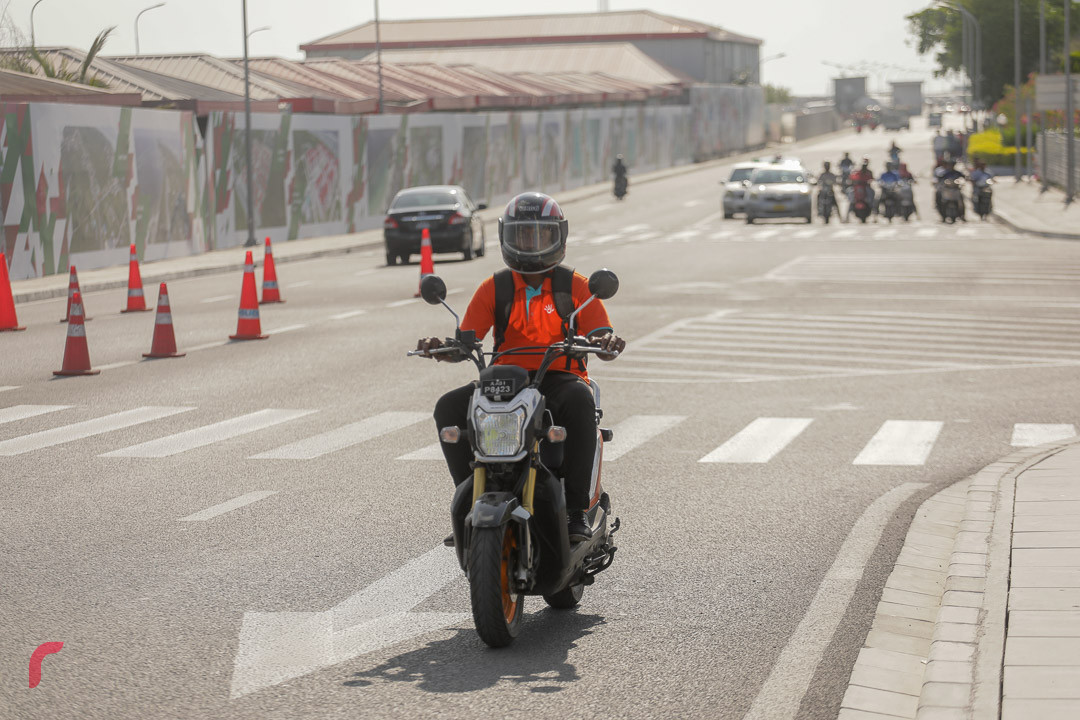 11 މާރިޗް 2019 -- ހެލްމެޓް އަޅައިގެން މީހަކު ސިނަމާލެ ބްރިޖަށް އަރަނީ. -ފޮޓޯ: ރާއްޖެ.އެމްވީ