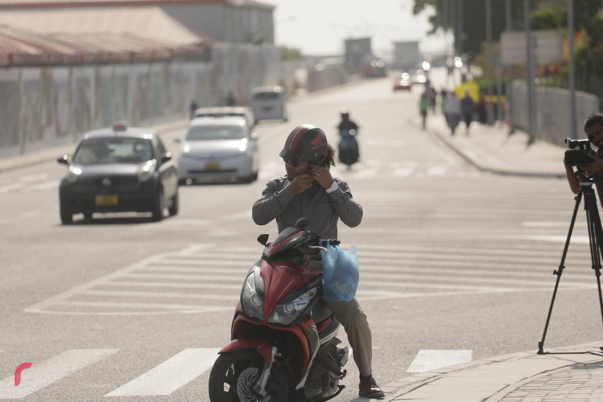 11 މާރިޗް 2019 -- ބްރިޖަށް އެރުމަށް މީހަކު ހެލްމެޓް އަޅައި ތައްޔާރުވަނީ. -ފޮޓޯ: ރާއްޖެ.އެމްވީ