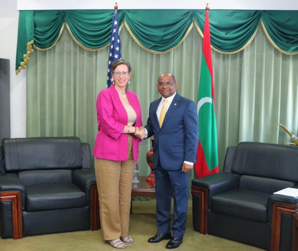 މިނިސްޓަރ ޝާހިދުއާއި އެމެރިކާ ސަފީރު އެލެއިނާ ޓެޕްލީޒްއާއި އެކު ބޭއްވި ބައްދަލުކުރެއްވުމުގެ ތެރެއިން