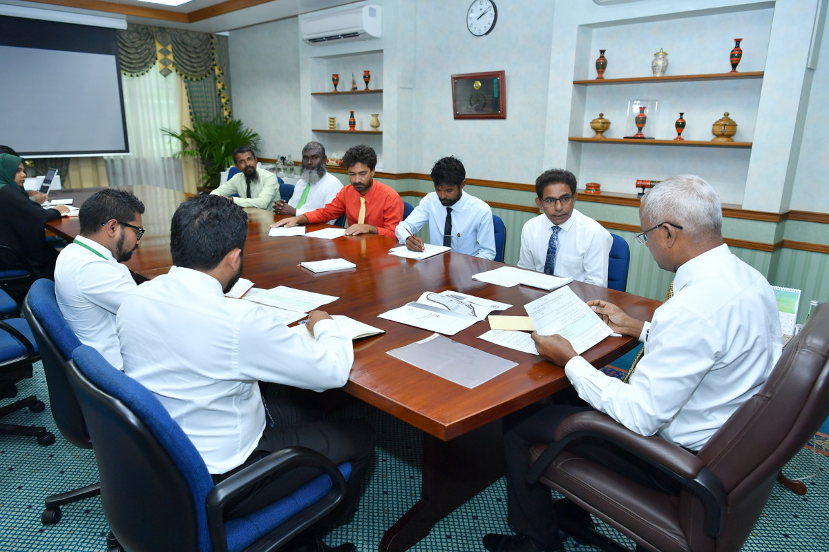 13 މާރިޗް 2019 -- މީގެ އިތުރުން ރަށަށް އޭޓީއެމް ގެ ޚިދުމަތް ބޭނުންވާކަމަށާއި، ހެލްތު ސެންޓަރަށް ބޭނުންވާ ވަސީލަތްތަކާއި ސްކޫލަށް ދަތިވެފައިވާ ކަންތައްތައް މެންބަރުން ހިއްސާ ކުރެއްވި. -- ފޮޓޯ: ރައީސްއޮފީސް