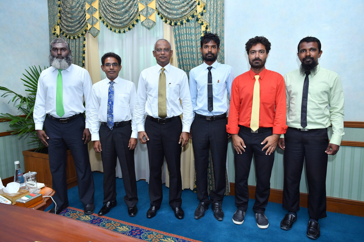13 މާރިޗް 2019 -- މެންބަރުންވަނީ ރަށުން ގޯތި ދޫކުރެވޭނެ ޖާގަ ނެތުމުގެ ސަބަބުން ބިން ހިއްކުމުގެ މަސައްކަތް އަވަސްކޮށްދެއްވަން އެދިވަޑައިގެންފައި -- ފޮޓޯ: ރައީސްއޮފީސް