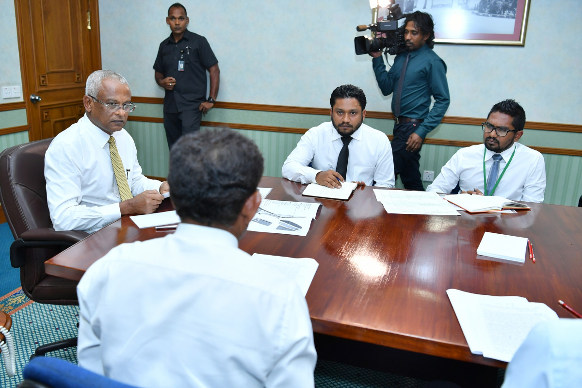 13 މާރިޗް 2019 -- މި ބައްދަލުކުރެއްވުމުގައި، ކައުންސިލުން ރަށުގެ ތަރައްޤީއަށް ރާއްވަވާފައިވާ މަސައްކަތްތަކާއި، ދިއްފުށީގެ މިހާރުގެ ހާލަތާއި އެރަށު ރައްޔިތުން އެންމެ ބޮޑަށް ބޭނުންވެފައިވާ ކަންކަމާ ބެހޭ މައުލޫމާތު ރައީސުލްޖުމްހޫރިއްޔާ އަށް އެރުވި.-- ފޮޓޯ: ރައީސްއޮފީސް