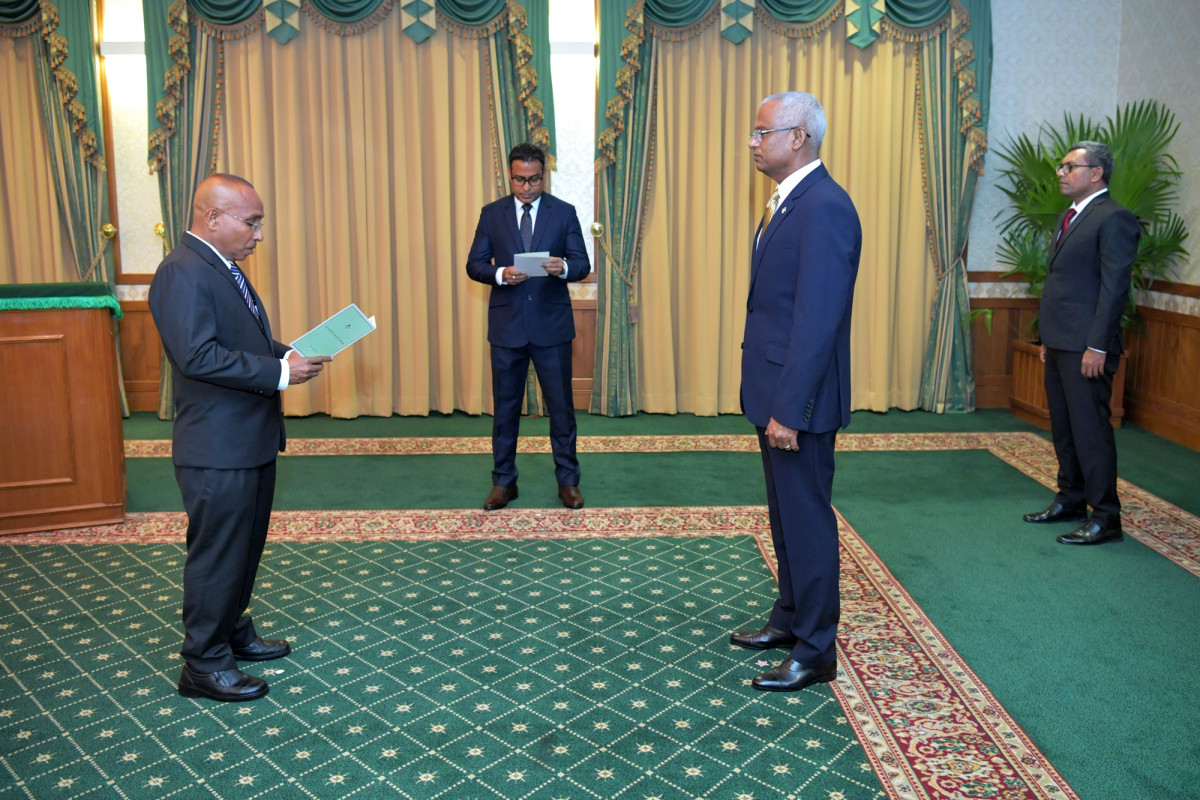 13 މާރިޗް 2019 -- އިލެކްޝަން ކޮމިޝަނަށް ރައީސުލް ޖުމްހޫރިއްޔާ އައްޔަން ކުރެއްވި މެމްބަރު އިސްމާއިލް ހަބީބް މަގާމުގެ ހުވާ ކުރައްވަނީ -- ފޮޓޯ: ރައީސް އޮފީސް