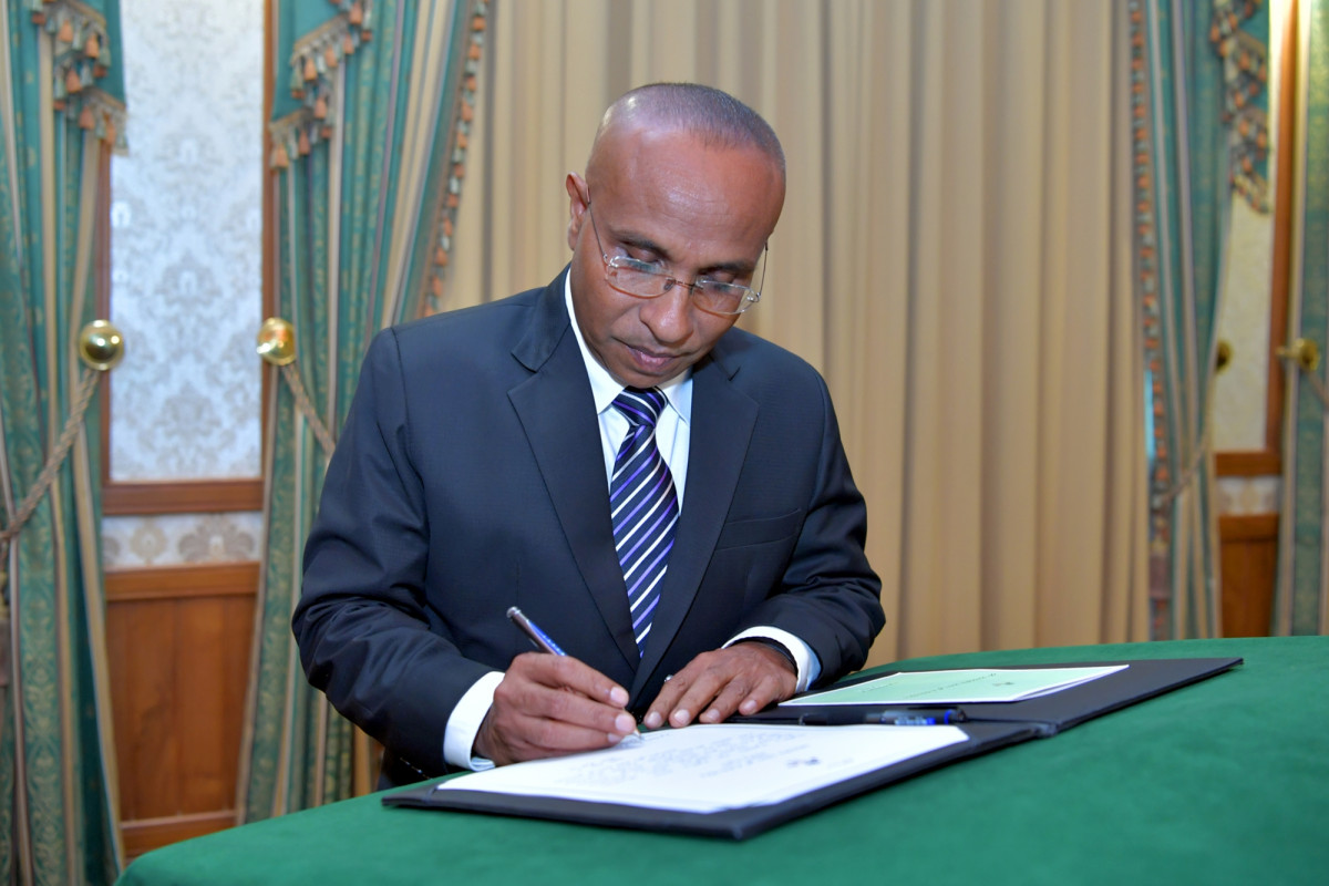 13 މާރިޗް 2019 -- އިލެކްޝަން ކޮމިޝަނަށް ރައީސުލް ޖުމްހޫރިއްޔާ އައްޔަން ކުރެއްވި މެމްބަރު އިސްމާއިލް ހަބީބް މަގާމާއި ހަވާލުވަނީ -- ފޮޓޯ: ރައީސް އޮފީސް