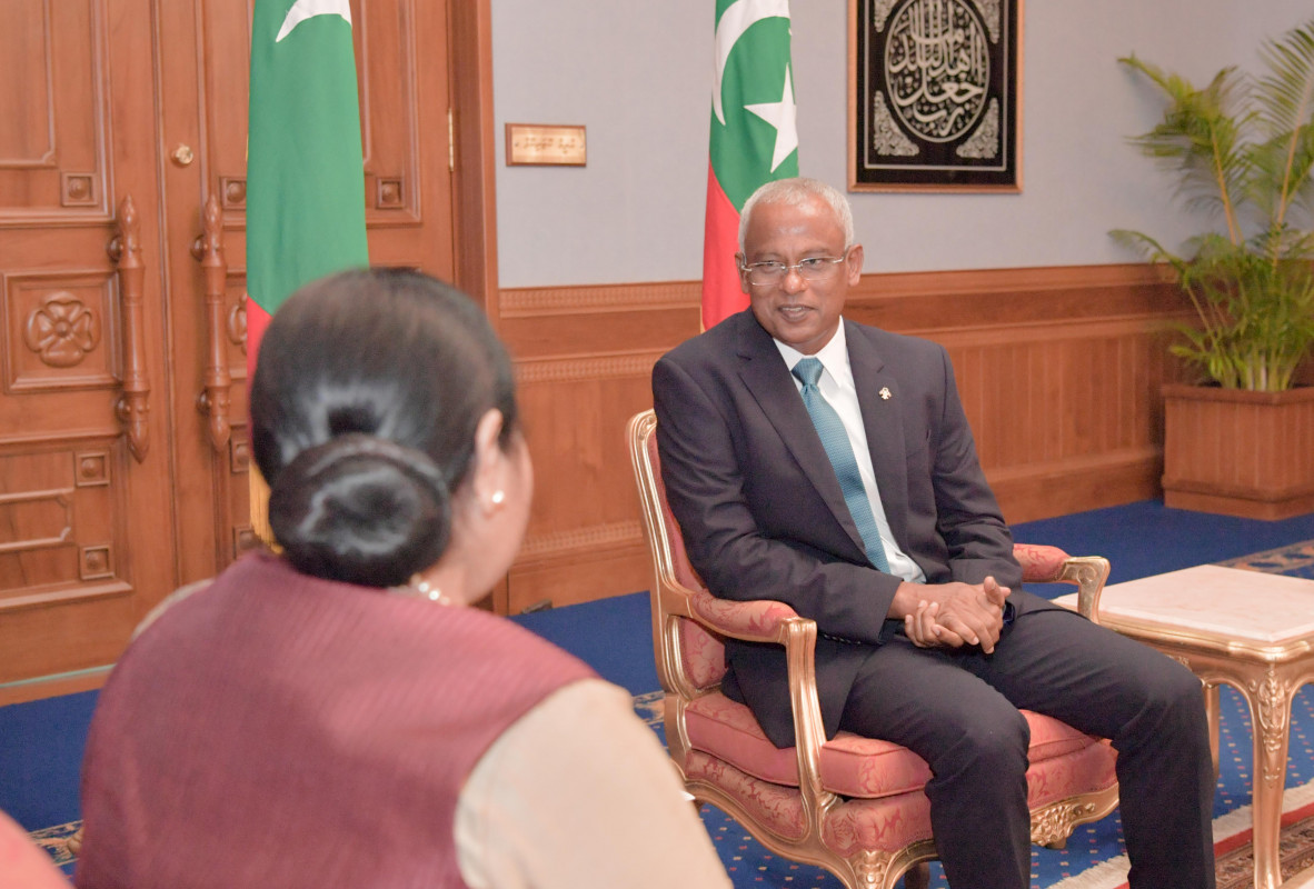 18 މާރިޗް 2019 -- ރައީސުލް ޖުމްހޫރިއްޔާ އިންޑިއާގެ ފޮރިން މިނިސްޓަރ ސުޝްމާ ސުވަރާޖް އާއި ބައްދަލު ކުރައްވަނީ -- ފޮޓޯ: ރައީސް އޮފީސް