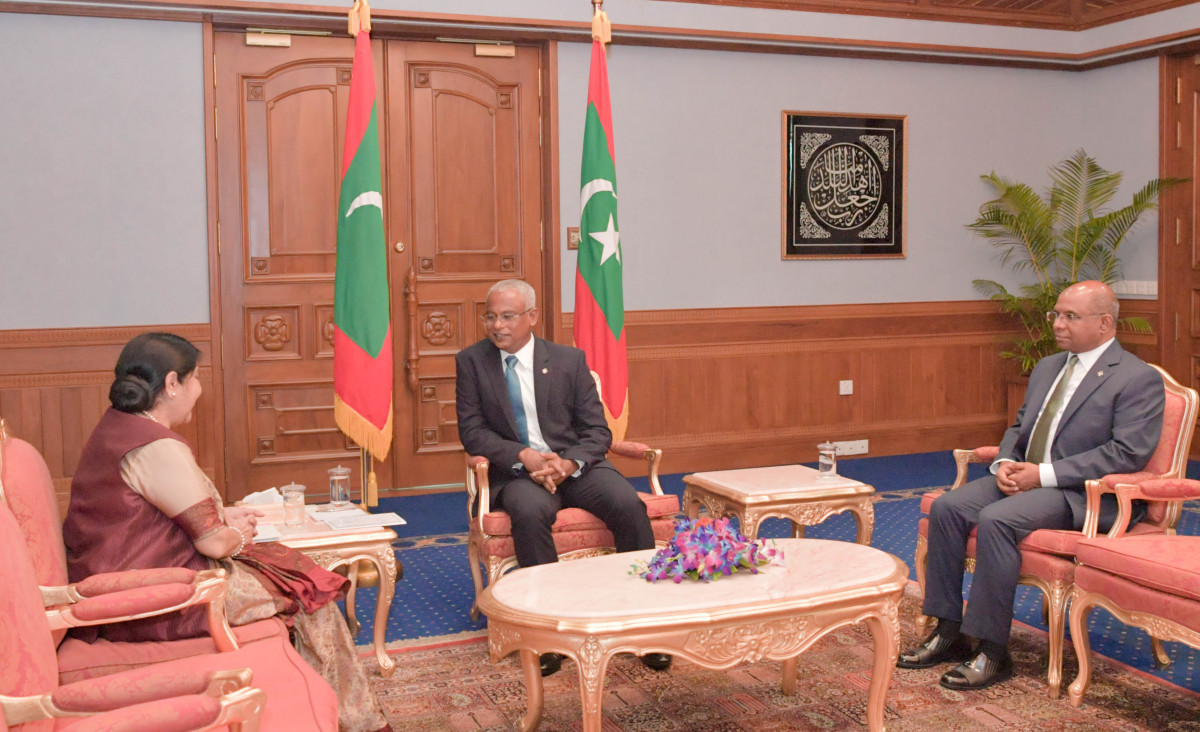 18 މާރިޗް 2019 -- ރައީސުލް ޖުމްހޫރިއްޔާ އިންޑިއާގެ ފޮރިން މިނިސްޓަރ ސުޝްމާ ސުވަރާޖް އާއި ބައްދަލު ކުރައްވަނީ -- ފޮޓޯ: ރައީސް އޮފީސް