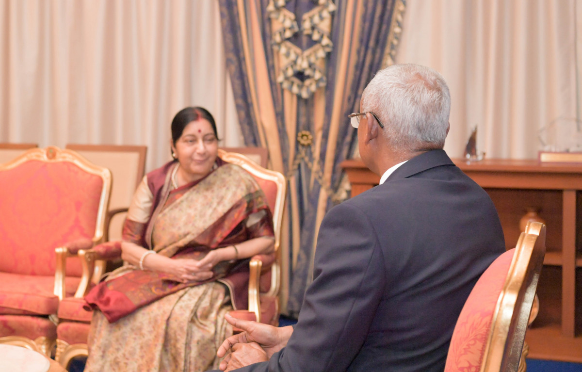 18 މާރިޗް 2019 -- ރައީސުލް ޖުމްހޫރިއްޔާ އިންޑިއާގެ ފޮރިން މިނިސްޓަރ ސުޝްމާ ސުވަރާޖް އާއި ބައްދަލު ކުރައްވަނީ -- ފޮޓޯ: ރައީސް އޮފީސް