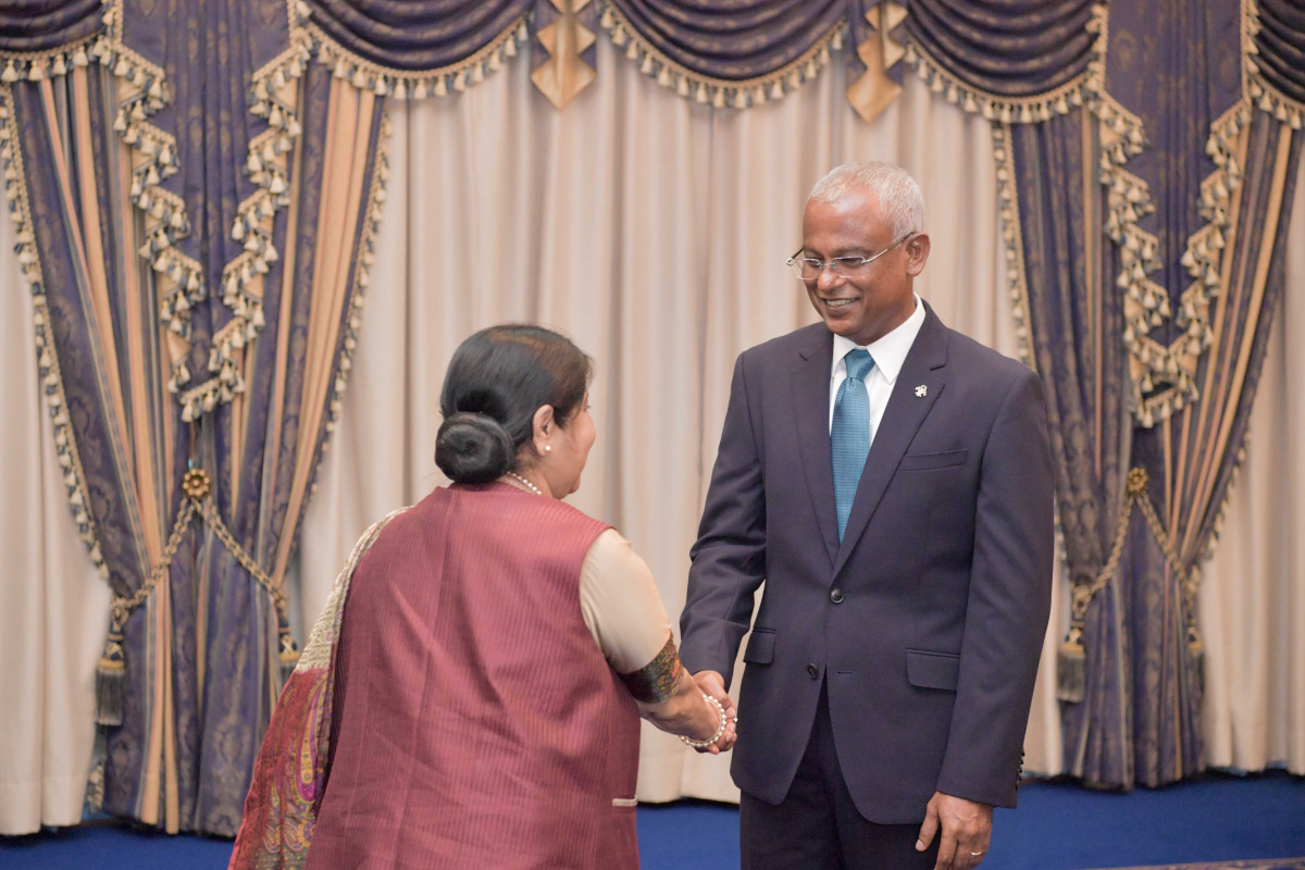 18 މާރިޗް 2019 -- ރައީސުލް ޖުމްހޫރިއްޔާ އިންޑިއާގެ ފޮރިން މިނިސްޓަރ ސުޝްމާ ސުވަރާޖްއާ ސަލާމްކުރައްވަނީ -- ފޮޓޯ: ރައީސް އޮފީސް