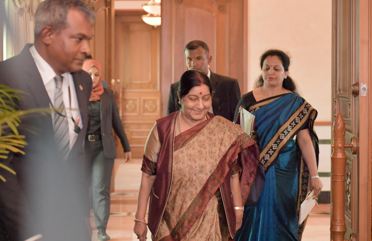 18 މާރިޗް 2019 -- އިންޑިއާގެ ފޮރިން މިނިސްޓަރ ސުޝްމާ ސުވަރާޖް ރައިސުލް ޖުމްހޫރިއްޔާ އާއި ބައްދަލުކުރައްވަން ވަޑައިގަންނަވަނީ -- ފޮޓޯ: ރައީސް އޮފީސް