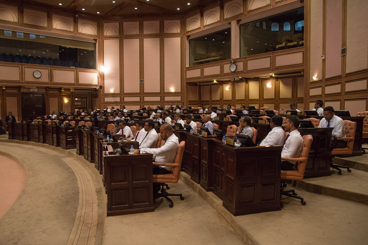 މަޖިލިސް ޗެމްބަރުގައި މެމްބަރުންތައް