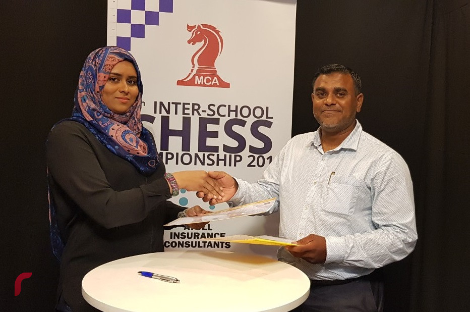 ޗެސް އެސޯސިއޭޝަންގެ ރައީސް (ކ) އަދި ރާއްޖެ ޓީވީގެ އެގްޒެކެޓިވް ޑައިރެކްޓަރ (ވ)