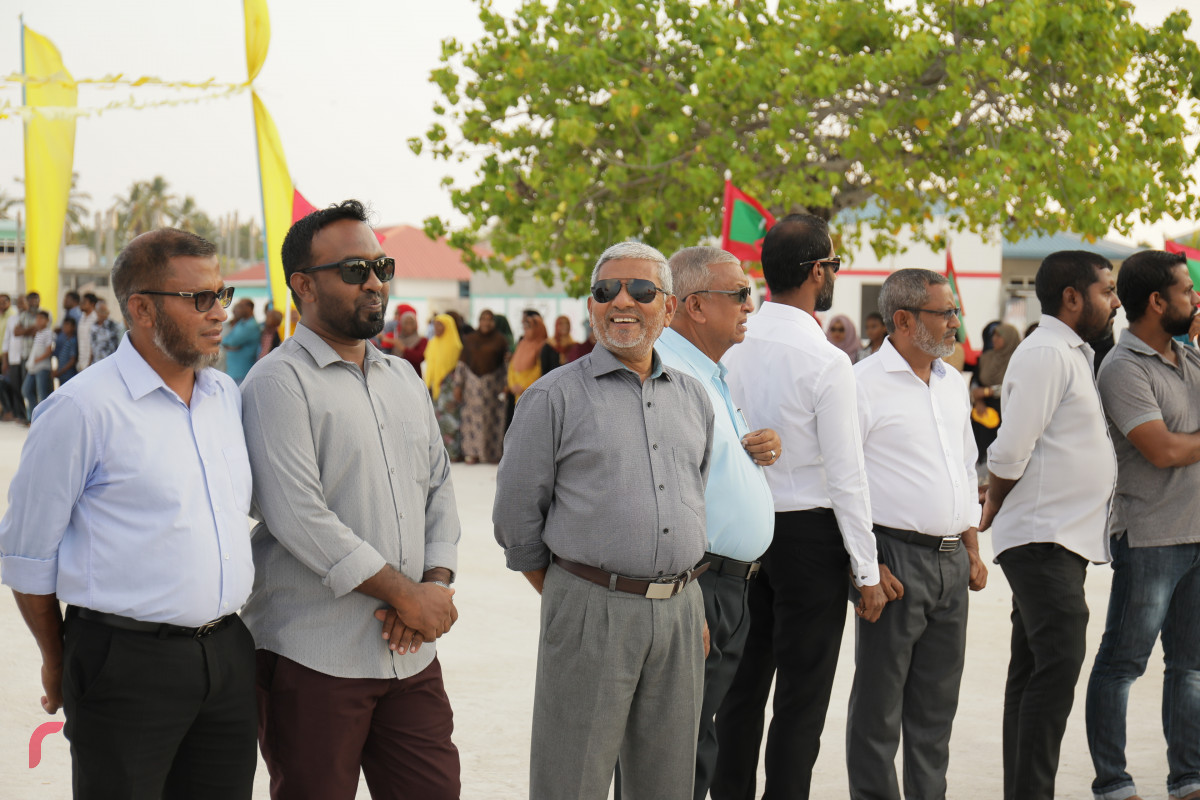 މިނިސްޓަރު ނަހުލާއަށް މަރުޙަބާ ދެންނެވުމަށް ގިނަ އަދަދެއްގެ ބަޔަކުވަނީ ނިކުމެފައި. ފޮޓޯ: ރާއްޖެ.އެމްވީ