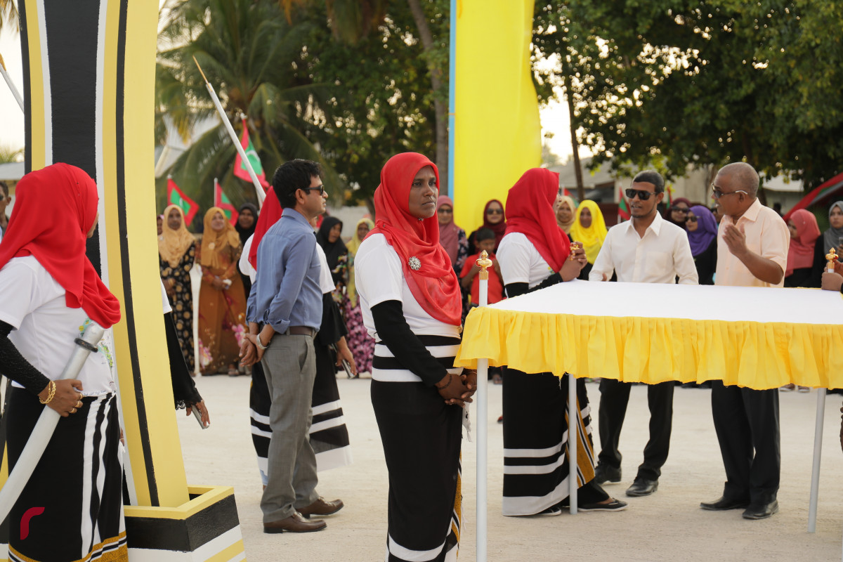 މިނިސްޓަރު ނަހުލާއަށް މަރުޙަބާ ދެންނެވުމަށް ގިނަ އަދަދެއްގެ ބަޔަކުވަނީ ނިކުމެފައި- ފޮޓޯ: ރާއްޖެ.އެމްވީ