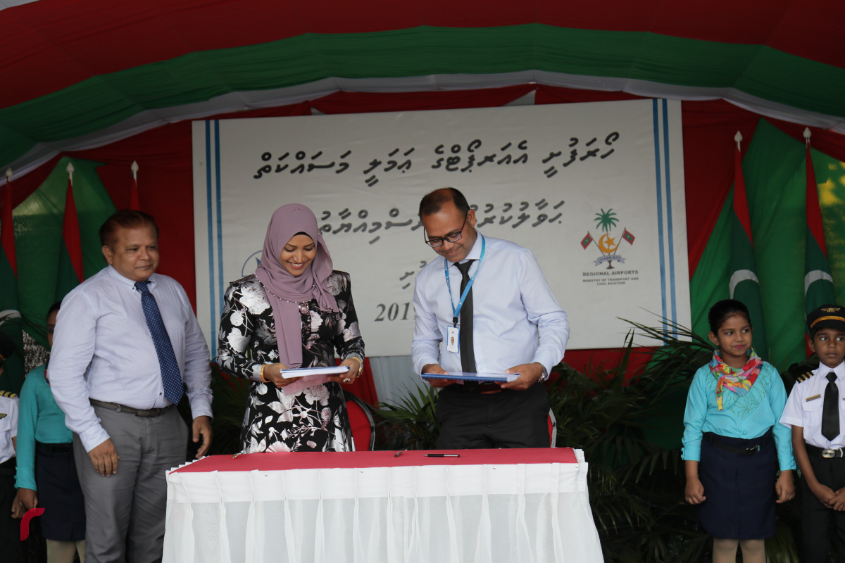 ހޯރަފުށީ އެއާރޕޯޓް މަސައްކަތުގެ އެއްބަސްވުމުގައި އެމްޓީސީސީ އާއި އެކު ސޮއިކުރުން-- ފޮޓް: ރާއްޖެ.އެމްވީ