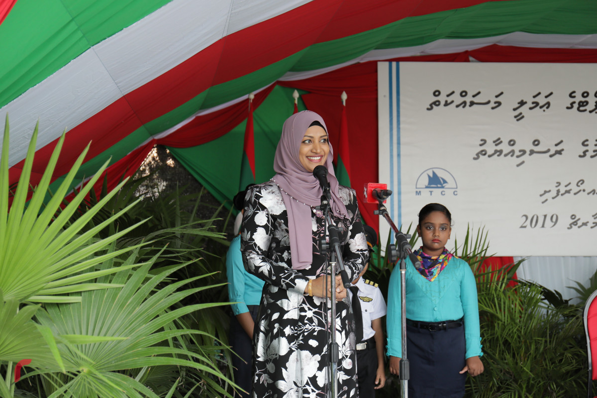 ހޯރަފުށީ އެއާރޕޯޓް ގެ މަސައްކަތް އެމްޓީސީސީ އާއި ހަވާލުކުރުމަށް ބޭއްވުނު ޖަލްސާގެ ތެރެއިން މިނިސްޓަރު ނަހުލާ ވާހަކަ ދައްކަވަނީ -- ފޮޓް: ރާއްޖެ.އެމްވީ