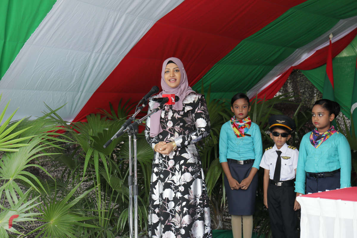 ހޯރަފުށީ އެއާރޕޯޓް ގެ މަސައްކަތް އެމްޓީސީސީ އާއި ހަވާލުކުރުމަށް ބޭއްވުނު ޖަލްސާގެ ތެރެއިން މިނިސްޓަރު ނަހުލާ ވާހަކަ ދައްކަވަނީ -- ފޮޓް: ރާއްޖެ.އެމްވީ