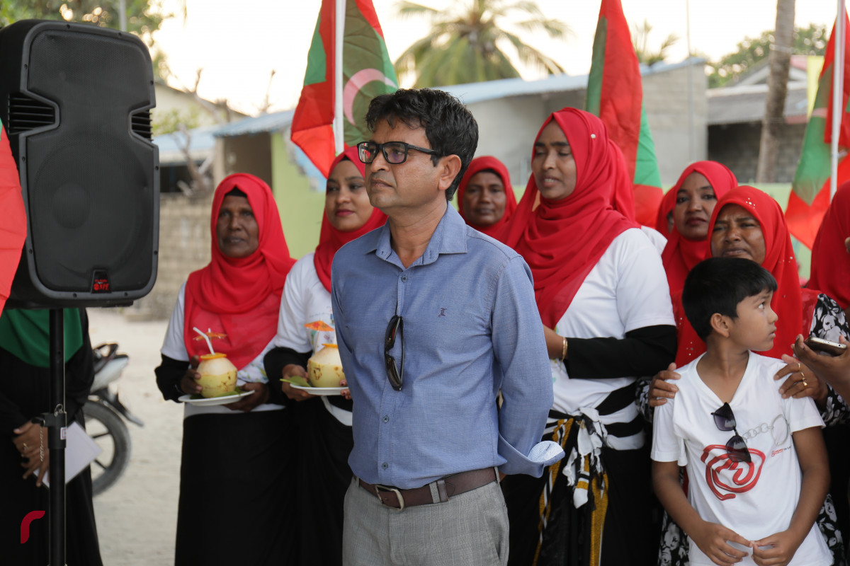 ހޯރަފުށީ އެއާރޕޯޓް ގެ މަސައްކަތް އެމްޓީސީސީ އާއި ހަވާލުކުރުމަށް ބޭއްވުނު ޖަލްސާގެ ތެރެއިން. ހޯރަފުށީ ދާއިރާ އަށް ވާދަކުރާ އެމްޑީޕީ ކެންޑިޑޭޓް އަހްމަދު ސަލީމް-- ފޮޓް: ރާއްޖެ.އެމްވީ