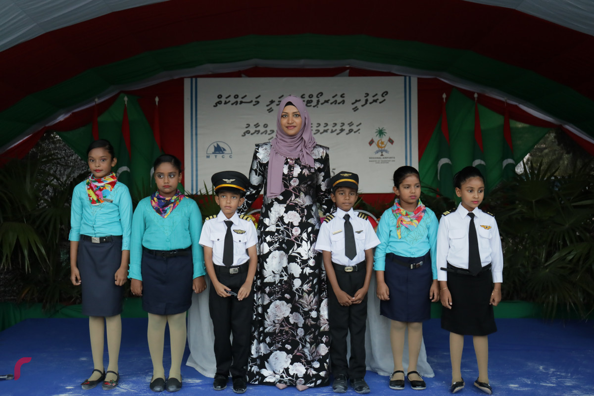 ހޯރަފުށީ އެއާރޕޯޓް ގެ މަސައްކަތް އެމްޓީސީސީ އާއި ހަވާލު ކުރުމަށް ބޭއްވުނު ޖަލްސާގެ ތެރެއިން-- ފޮޓޯ: ރާއްޖެ.އެމްވީ