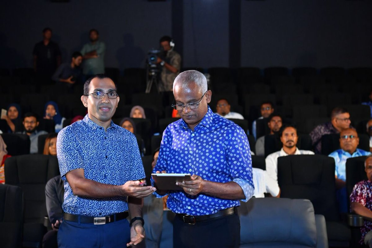 ރައީސް އިބްރާޙިމް މުހައްމަދު ޞާލިހު (ކ) އަދި ކޮމިއުނިކޭޝަންސް މިނިސްޓަރު މަލީހު (ވ)