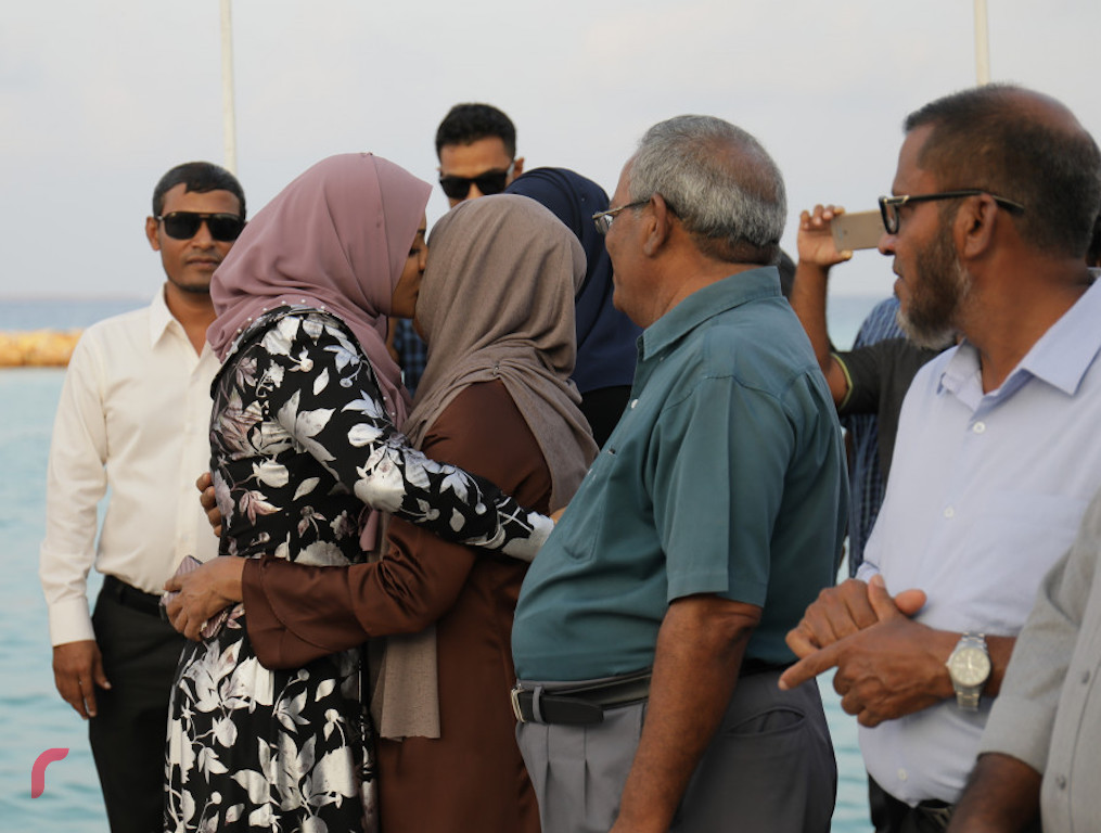 މިނިސްޓަރު އައިޝާ، އޭނާގެ މަންމަ ހަދީޖާ އިބްރާހިމްގެ ކޮލަށް ބޮސް ދެއްވަނީ