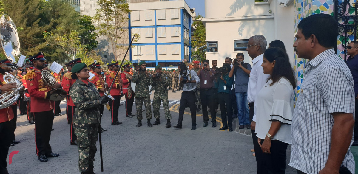 ޕެރޭޑް ކޮމާޑަރ މޭޖަރ ހައްވާ ޝެނީން ރައީސަށް ރިޕޯޓްކުރައްވަނީ