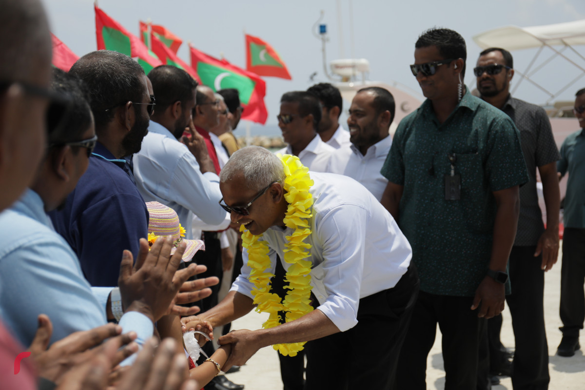 31 މާރިޗް 2019 -- ރައީސުލް ޖުމްހޫރިއްޔާ ހޯރަފުއްޓަށް ވަޑައިގަތުން، ހޯރަފުށިން ރައީސަށް ވަނީ ކުރުފަލީގެ ހަރަކާތްތަކަކުން މަރުހަބާ ކިޔާފައި-- ފޮޓޯ: ރާއްޖެ.އެމްވީ