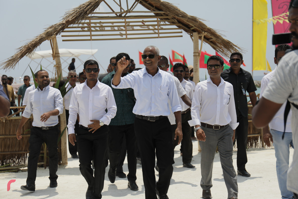 31 މާރިޗް 2019 -- ރައީސުލް ޖުމްހޫރިއްޔާ ހޯރަފުއްޓަށް ވަޑައިގަތުން، މިއީ އެމްޑީޕީގެ ކެންޑިޑޭޓުންނަށް ތާއީދު ހޯއްދެވުމަށް ކުރައްވާ ދަތުރުފުޅެއް -- ފޮޓޯ: ރާއްޖެ.އެމްވީ