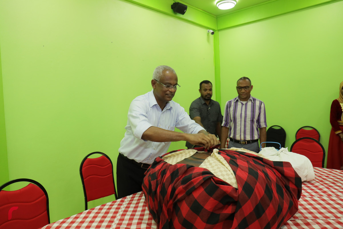 31 މާރިޗް 2019 -- ރައީސުލް ޖުމްހޫރިއްޔާ ހޯރަފުއްޓަށް ވަޑައިގަތުން، ހޯރަފުށީ ރައްޔިތުން ވަނީ އެމަނިކުފާނަށް ކޭމެއް އަރުވަނީ - ފޮޓޯ: ރާއްޖެ.އެމްވީ