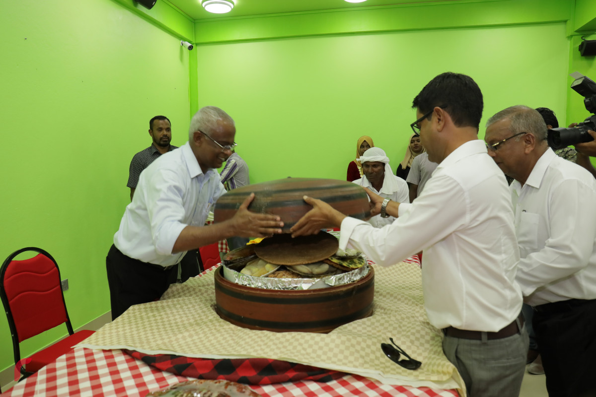 31 މާރިޗް 2019 -- ރައީސުލް ޖުމްހޫރިއްޔާ ހޯރަފުއްޓަށް ވަޑައިގަތުން، ހޯރަފުށީ ރައްޔިތުން ވަނީ އެމަނިކުފާނަށް ކޭމެއް އަރުވަނީ - ފޮޓޯ: ރާއްޖެ.އެމްވީ