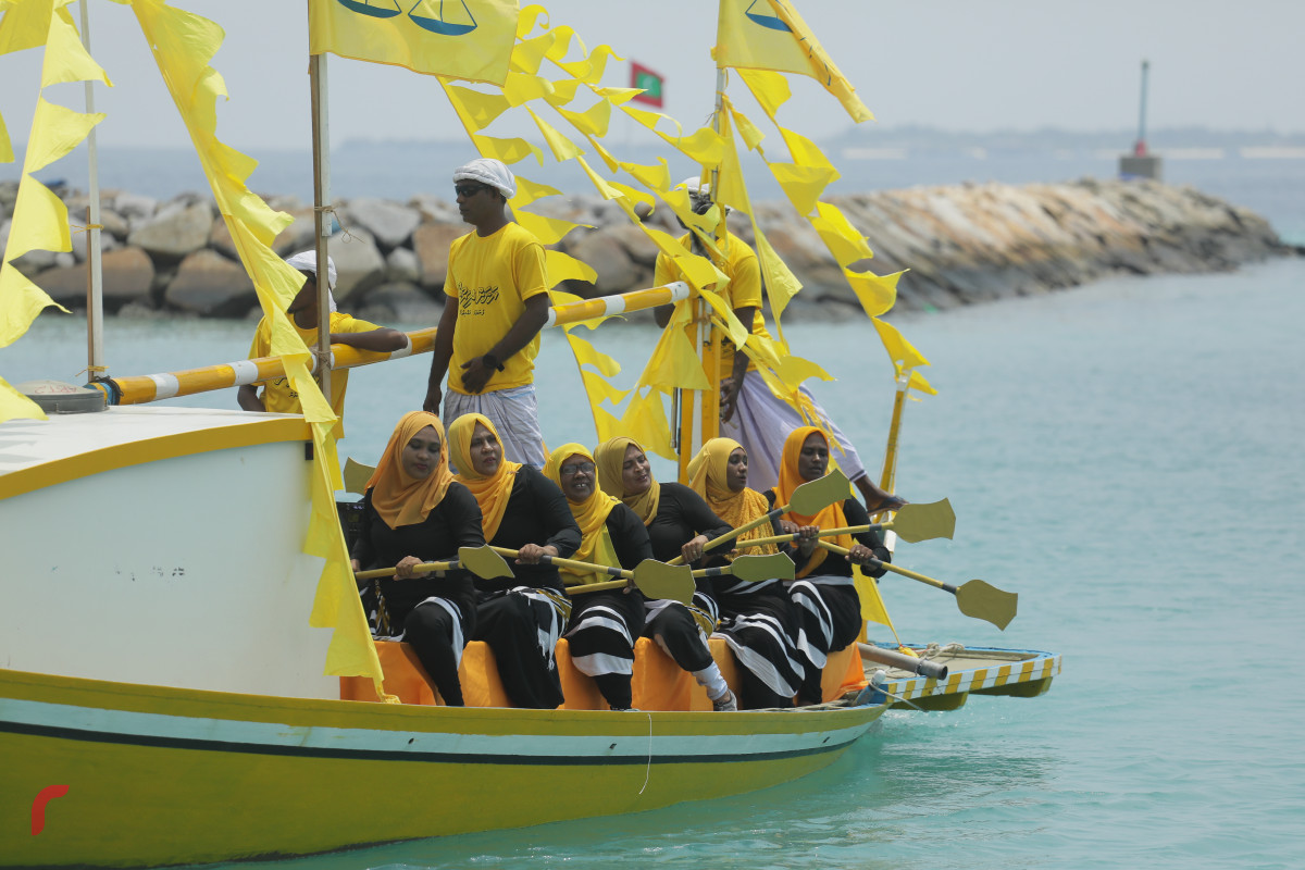 31 މާރިޗް 2019 -- ރައީސުލް ޖުމްހޫރިއްޔާ ހޯރަފުއްޓަށް ވަޑައިގަތުން، ހޯރަފުށިން ރައީސަށް ވަނީ ކުރުފަލީގެ ހަރަކާތްތަކަކުން މަރުހަބާ ކިޔާފައި-- ފޮޓޯ: ރާއްޖެ.އެމްވީ