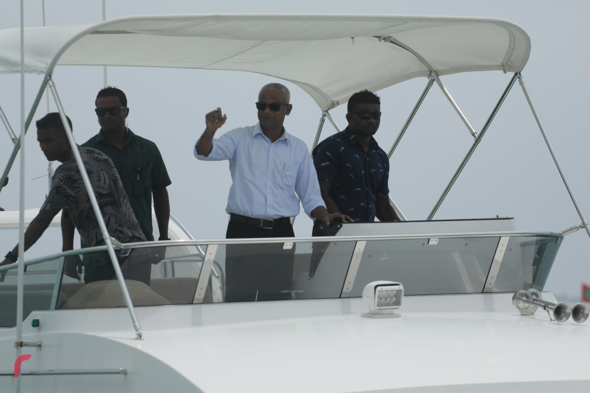 31 މާރިޗް 2019 -- ރައީސުލް ޖުމްހޫރިއްޔާ ހޯރަފުއްޓަށް ވަޑައިގަތުން، ހޯރަފުށިން ރައީސަށް ވަނީ ކުރުފަލީގެ ހަރަކާތްތަކަކުން މަރުހަބާ ކިޔާފައި-- ފޮޓޯ: ރާއްޖެ.އެމްވީ