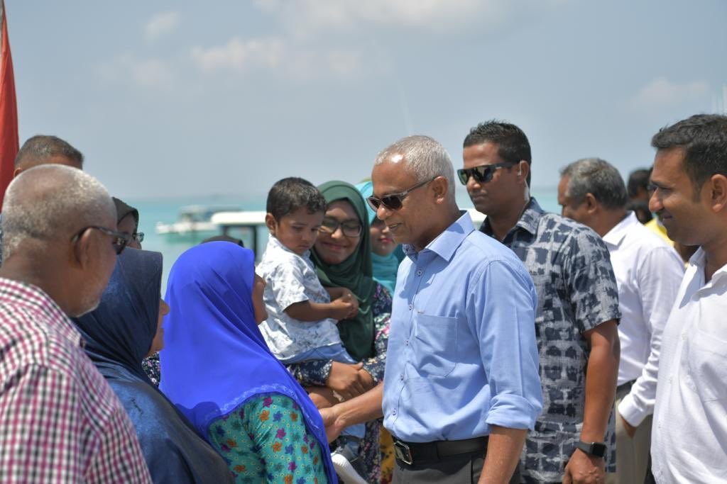 ރިޔާސީ އިންތިހާބުގެ ކެމްޕެއިންގެ ތެރެއިން ރައީސް އިބްރާހީމް މުހައްމަދު ސޯލިހު ރައްޔިތުންނާ ސަލާމް ކުރައްވަނީ