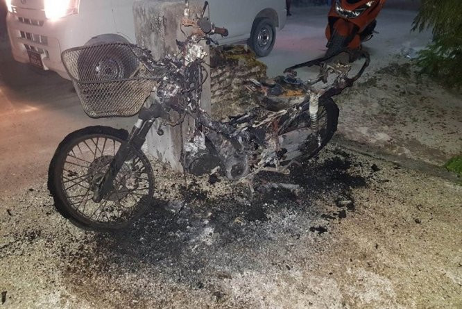 އައްޑޫ ސިޓީގައި ސައިކަލެއްގައި އަލިފާން ރޯކޮށް އަންދާލައިފި