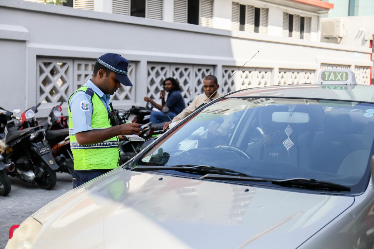 ފުލުހުން ސްޓިކަރ ޖަހަނީ