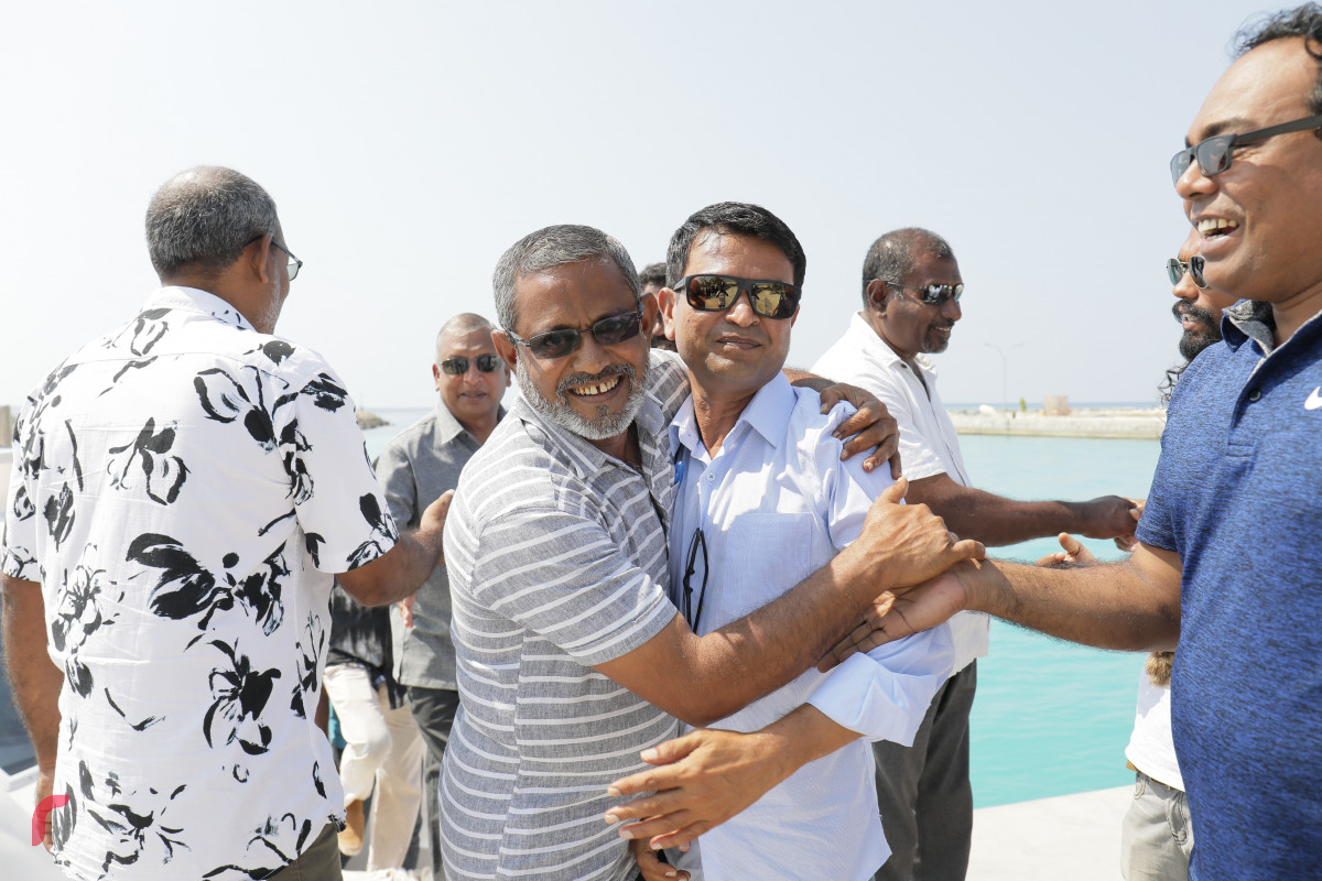 7 މޭޕްރީލް 2019 -- ހޯރަފުށި ދާއިރާއަށް އިންތިހާބު ވެފައިވާ ކެންޑިޑޭޓް އަހްމަދު ސަލީމް ދާއިރާގެ ތުރާކުނަށް ވަޑައިގަތުން: ސައްލެ ވަނީ  ތުރާކުނު ރައްޔިތުންނާ މިއަދު ބައްދަލު ކުރައްވާ ޝުކުރު އަދާކުރައްވާފައި. އަދި ތުރާކުނުން ސައްލެ އަށް ވަރަށް ހޫނު މަރުޚަބާއެއް ވަނީ ކިޔާފައި.-- ފޮޓޯ: ޝުއައިބް މުހައްމަދު/ރާއްޖެ.އެމްވީ