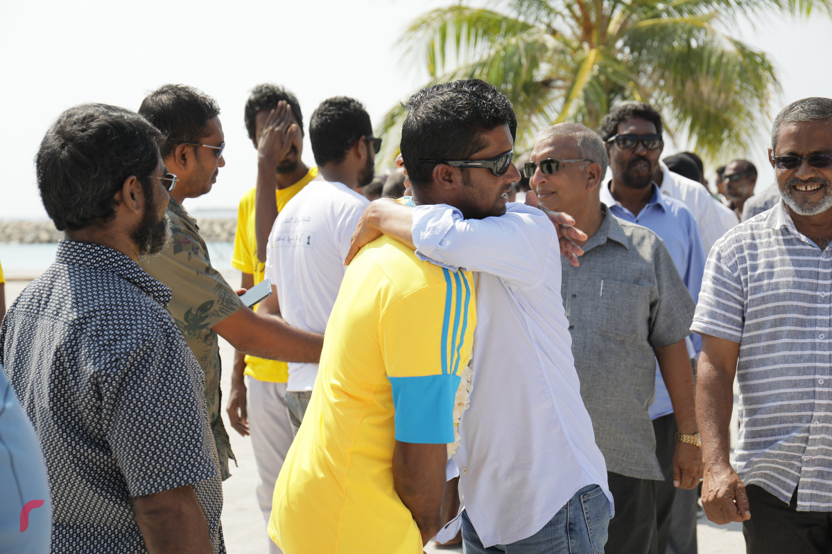 77 މޭޕްރީލް 2019 -- ހޯރަފުށި ދާއިރާއަށް އިންތިހާބު ވެފައިވާ ކެންޑިޑޭޓް އަހްމަދު ސަލީމް ދާއިރާގެ ތުރާކުނަށް ވަޑައިގަތުން: ސައްލެ ވަނީ  ތުރާކުނު ރައްޔިތުންނާ މިއަދު ބައްދަލު ކުރައްވާ ޝުކުރު އަދާކުރައްވާފައި. އަދި ތުރާކުނުން ސައްލެ އަށް ވަރަށް ހޫނު މަރުޚަބާއެއް ވަނީ ކިޔާފައި.-- ފޮޓޯ: ޝުއައިބް މުހައްމަދު/ރާއްޖެ.އެމްވީ