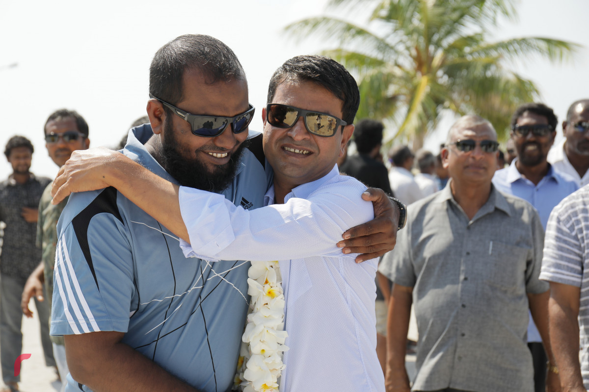 7 މޭޕްރީލް 2019 -- ހޯރަފުށި ދާއިރާއަށް އިންތިހާބު ވެފައިވާ ކެންޑިޑޭޓް އަހްމަދު ސަލީމް ދާއިރާގެ ތުރާކުނަށް ވަޑައިގަތުން: ސައްލެ ވަނީ  ތުރާކުނު ރައްޔިތުންނާ މިއަދު ބައްދަލު ކުރައްވާ ޝުކުރު އަދާކުރައްވާފައި. އަދި ތުރާކުނުން ސައްލެ އަށް ވަރަށް ހޫނު މަރުޚަބާއެއް ވަނީ ކިޔާފައި.-- ފޮޓޯ: ޝުއައިބް މުހައްމަދު/ރާއްޖެ.އެމްވީ