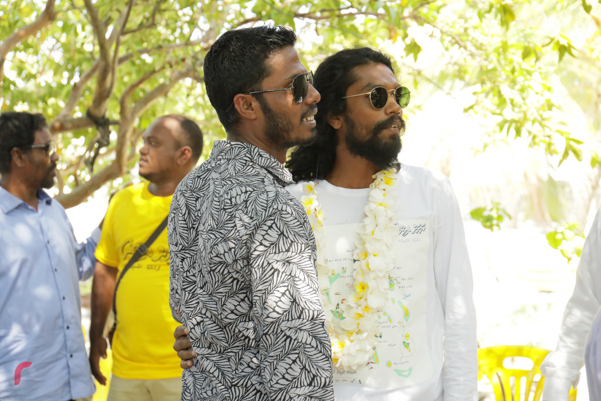 7 މޭޕްރީލް 2019 -- ހޯރަފުށި ދާއިރާއަށް އިންތިހާބު ވެފައިވާ ކެންޑިޑޭޓް އަހްމަދު ސަލީމް ދާއިރާގެ ތުރާކުނަށް ވަޑައިގަތުން: ސައްލެ ވަނީ  ތުރާކުނު ރައްޔިތުންނާ މިއަދު ބައްދަލު ކުރައްވާ ޝުކުރު އަދާކުރައްވާފައި. އަދި ތުރާކުނުން ސައްލެ އަށް ވަރަށް ހޫނު މަރުޚަބާއެއް ވަނީ ކިޔާފައި.-- ފޮޓޯ: ޝުއައިބް މުހައްމަދު/ރާއްޖެ.އެމްވީ