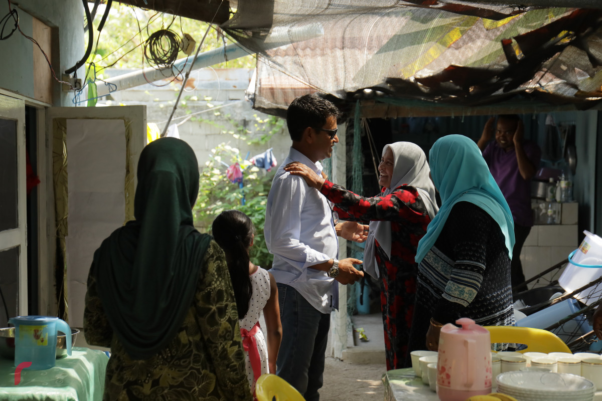 7 މޭޕްރީލް 2019 -- ހޯރަފުށި ދާއިރާއަށް އިންތިހާބު ވެފައިވާ ކެންޑިޑޭޓް އަހްމަދު ސަލީމް ދާއިރާގެ ތުރާކުނަށް ވަޑައިގަތުން: ސައްލެ ވަނީ  ތުރާކުނު ރައްޔިތުންނާ މިއަދު ބައްދަލު ކުރައްވާ ޝުކުރު އަދާކުރައްވާފައި. އަދި ތުރާކުނުން ސައްލެ އަށް ވަރަށް ހޫނު މަރުޚަބާއެއް ވަނީ ކިޔާފައި.-- ފޮޓޯ: ޝުއައިބް މުހައްމަދު/ރާއްޖެ.އެމްވީ