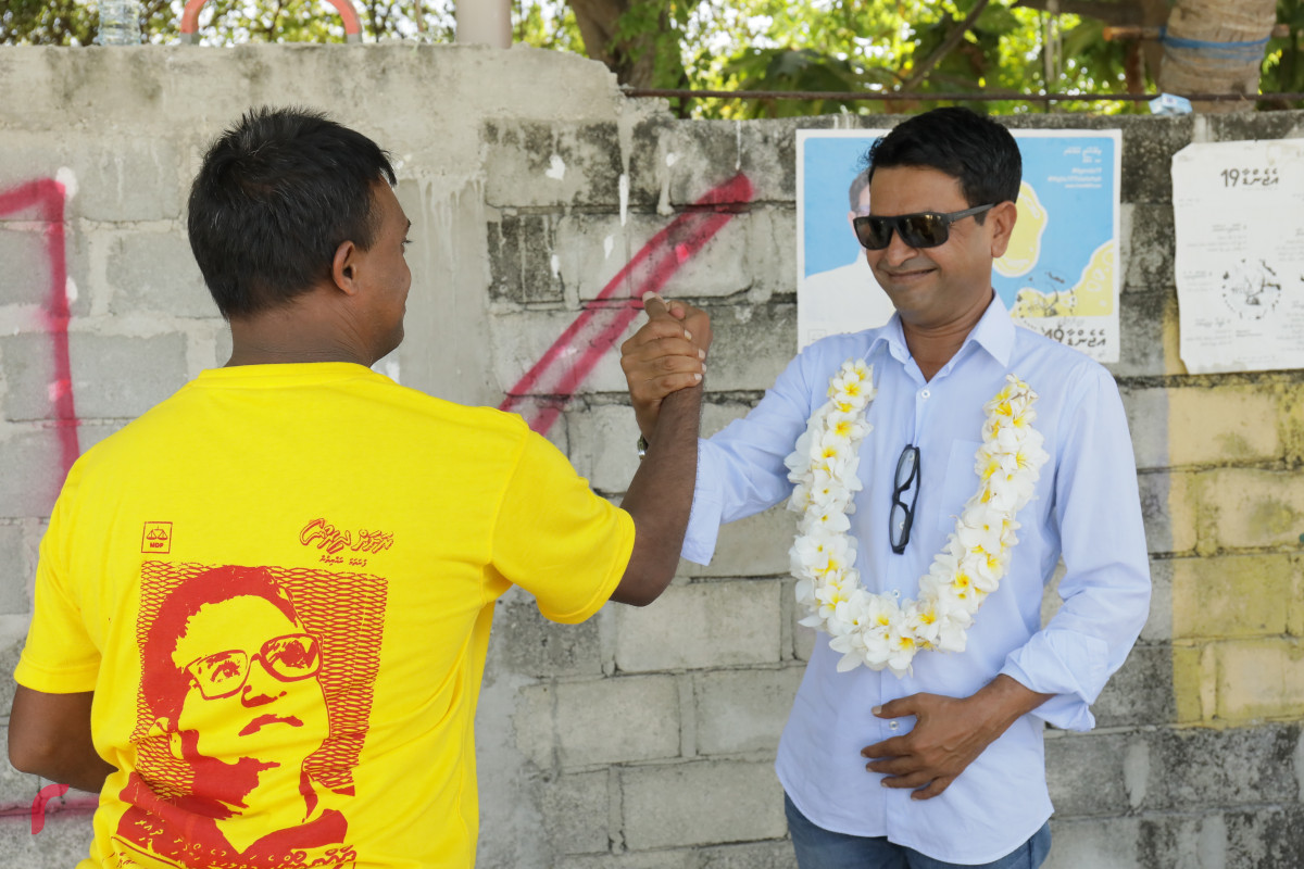 7 މޭޕްރީލް 2019 -- ހޯރަފުށި ދާއިރާއަށް އިންތިހާބު ވެފައިވާ ކެންޑިޑޭޓް އަހްމަދު ސަލީމް ދާއިރާގެ ތުރާކުނަށް ވަޑައިގަތުން: ސައްލެ ވަނީ  ތުރާކުނު ރައްޔިތުންނާ މިއަދު ބައްދަލު ކުރައްވާ ޝުކުރު އަދާކުރައްވާފައި. އަދި ތުރާކުނުން ސައްލެ އަށް ވަރަށް ހޫނު މަރުޚަބާއެއް ވަނީ ކިޔާފައި.-- ފޮޓޯ: ޝުއައިބް މުހައްމަދު/ރާއްޖެ.އެމްވީ