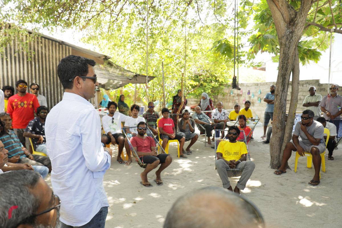 7 މޭޕްރީލް 2019 -- ހޯރަފުށި ދާއިރާއަށް އިންތިހާބު ވެފައިވާ ކެންޑިޑޭޓް އަހްމަދު ސަލީމް ދާއިރާގެ ތުރާކުނަށް ވަޑައިގަތުން: ސައްލެ ވަނީ  ތުރާކުނު ރައްޔިތުންނާ މިއަދު ބައްދަލު ކުރައްވާ ޝުކުރު އަދާކުރައްވާފައި. އަދި ތުރާކުނުން ސައްލެ އަށް ވަރަށް ހޫނު މަރުޚަބާއެއް ވަނީ ކިޔާފައި.-- ފޮޓޯ: ޝުއައިބް މުހައްމަދު/ރާއްޖެ.އެމްވީ