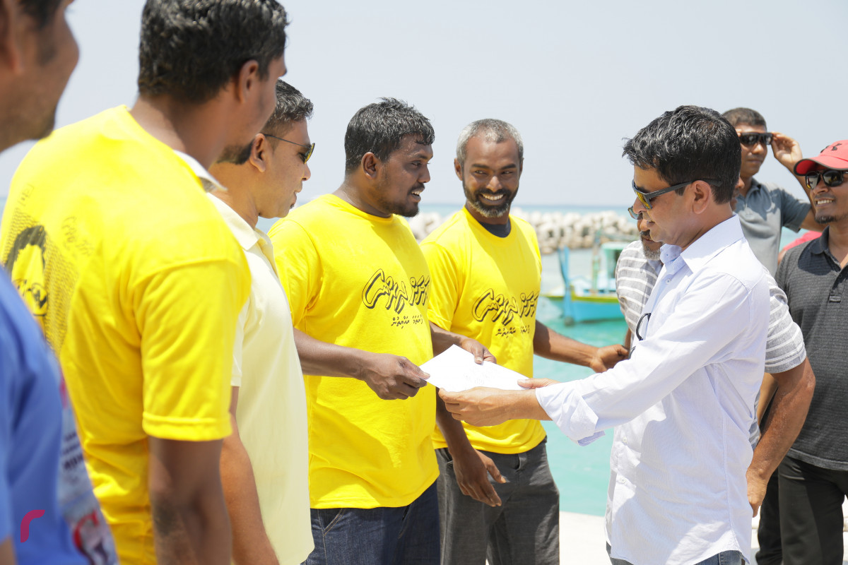 7 މޭޕްރީލް 2019 -- ހޯރަފުށި ދާއިރާއަށް އިންތިހާބު ވެފައިވާ ކެންޑިޑޭޓް އަހްމަދު ސަލީމް ދާއިރާގެ އުލިގަމަށް ވެސް ވަޑައިގަތެވެ. އުލިގަމުން ވެސް ވަނީ ސައްލެ އަށް ވަރަށް ހޫނު މަރުޙަބާއެއް ކިޔާފައެވެ.-- ފޮޓޯ: ޝުއައިބް މުހައްމަދު/ރާއްޖެ.އެމްވީ