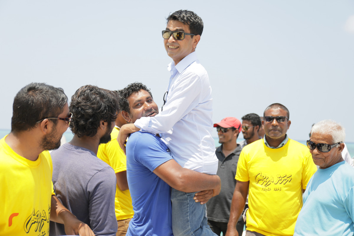 7 މޭޕްރީލް 2019 -- ހޯރަފުށި ދާއިރާއަށް އިންތިހާބު ވެފައިވާ ކެންޑިޑޭޓް އަހްމަދު ސަލީމް ދާއިރާގެ އުލިގަމަށް ވެސް ވަޑައިގަތެވެ. އުލިގަމުން ވެސް ވަނީ ސައްލެ އަށް ވަރަށް ހޫނު މަރުޙަބާއެއް ކިޔާފައެވެ.-- ފޮޓޯ: ޝުއައިބް މުހައްމަދު/ރާއްޖެ.އެމްވީ