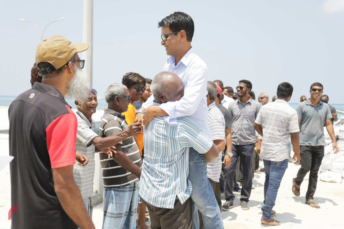 7 މޭޕްރީލް 2019 -- ހޯރަފުށި ދާއިރާއަށް އިންތިހާބު ވެފައިވާ ކެންޑިޑޭޓް އަހްމަދު ސަލީމް ދާއިރާގެ އުލިގަމަށް ވެސް ވަޑައިގަތެވެ. އުލިގަމުން ވެސް ވަނީ ސައްލެ އަށް ވަރަށް ހޫނު މަރުޙަބާއެއް ކިޔާފައެވެ.-- ފޮޓޯ: ޝުއައިބް މުހައްމަދު/ރާއްޖެ.އެމްވީ