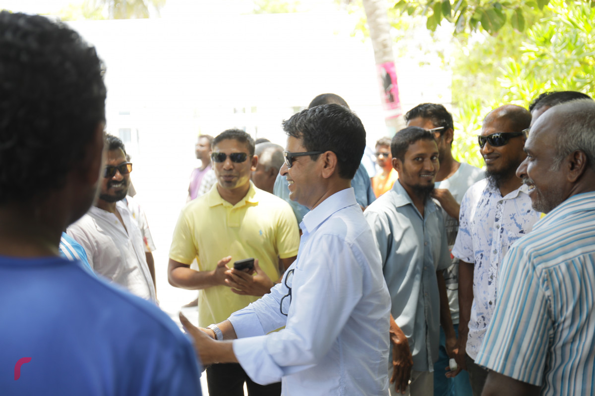 7 މޭޕްރީލް 2019 -- ހޯރަފުށި ދާއިރާއަށް އިންތިހާބު ވެފައިވާ ކެންޑިޑޭޓް އަހްމަދު ސަލީމް ދާއިރާގެ އުލިގަމަށް ވެސް ވަޑައިގަތެވެ. އުލިގަމުން ވެސް ވަނީ ސައްލެ އަށް ވަރަށް ހޫނު މަރުޙަބާއެއް ކިޔާފައެވެ.-- ފޮޓޯ: ޝުއައިބް މުހައްމަދު/ރާއްޖެ.އެމްވީ